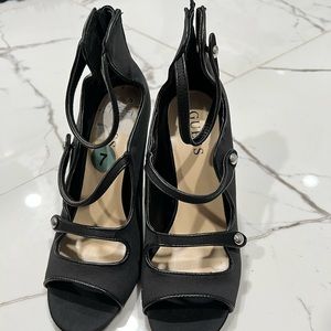 Sexy guess scrappy heel!